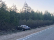 В Магадане водитель «Тойота» врезался в припаркованный питбайк, два человека пострадали 49.мвд.рф