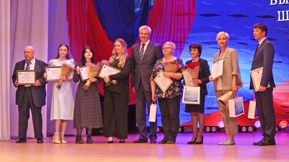 На Колыме выпускникам, которые сдали ЕГЭ на 100 баллов, выплатили по 100 тыс. рублей www.49gov.ru
