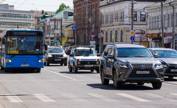 В начале 2025 года на рынке авто в России отмечались смешанные тенденции в стоимости автомобилей