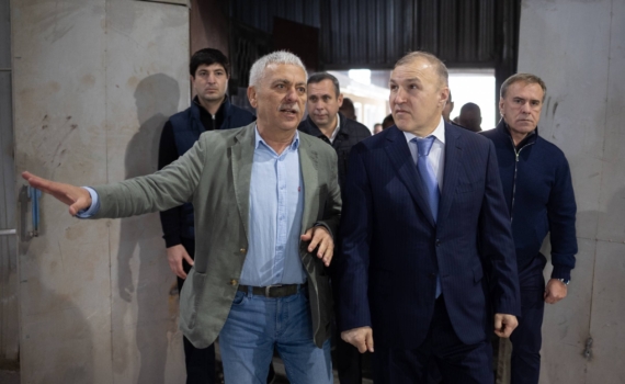 Глава Адыгеи посетил ведущее предприятие региона по производству тротуарной плитки Глава Адыгеи посетил ведущее предприятие региона по производству тротуарной плитки