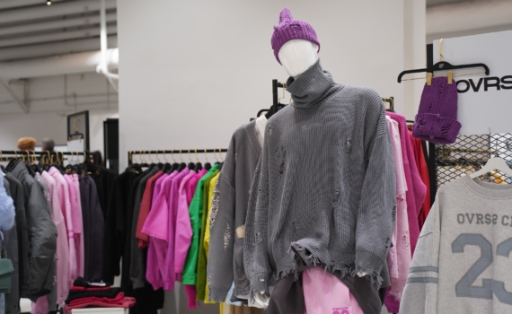 Интеллектуальная элегантность: как собрать образ на основе одного свитера с высоким горлом