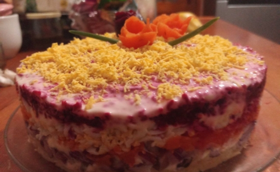 Главное новогоднее блюдо в России: история селедки, Оливье и Мимозы — планируем праздничное меню