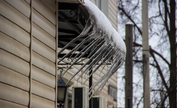Снег на крыше и опасные сосульки: тихая угроза или управляемая задача? Вот кто отвечает за это Снег на крыше и опасные сосульки: тихая угроза или управляемая задача? Вот кто отвечает за это